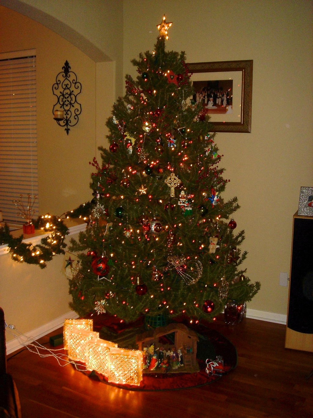 Hildebrand Christmas ScreenSaver/1024x768_2005-12-04-17 Steiner Rnch Lights.jpg